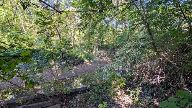Building Photo - 2030 Crestwood Ln