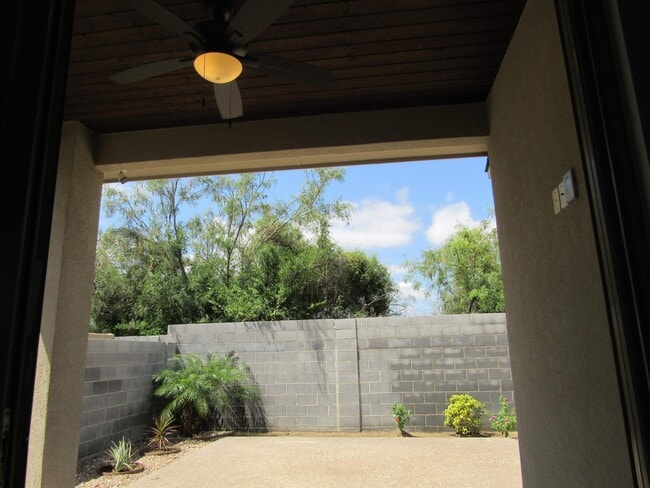 Building Photo - 2419 Messi St