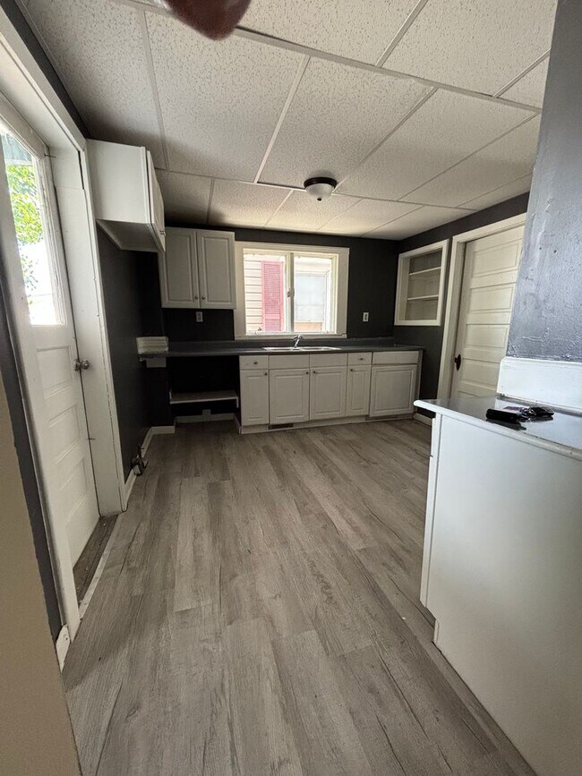 Building Photo - Newly Renovated 4 Bedroom Home