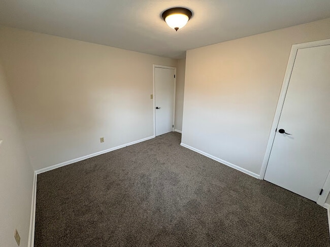 Building Photo - 302 Spring Mill Rd