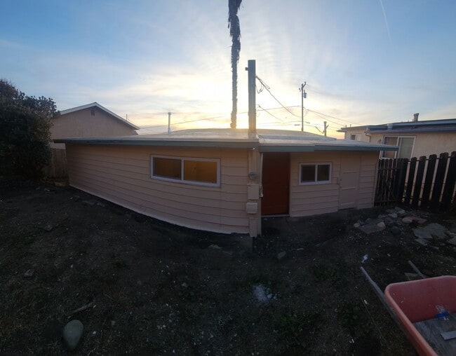 Building Photo - Views of Morro Bay in this cozy hillside cottage!