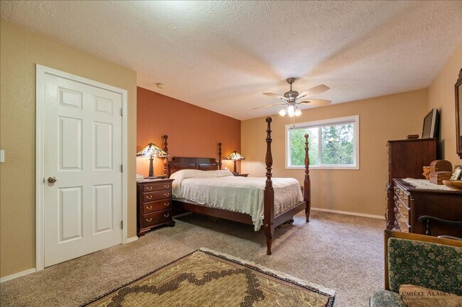 Building Photo - Beautiful 4 Bedroom 2 Bathroom House!