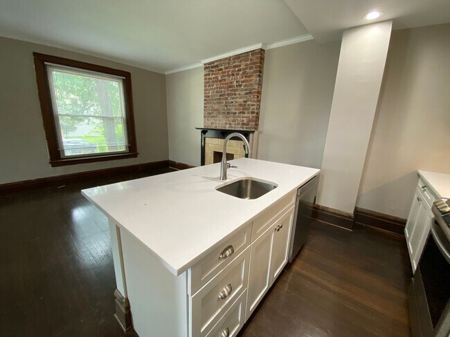 Building Photo - 262 E 19th Ave