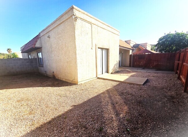 Building Photo - Cute 2 bedroom 1.75 bathroom