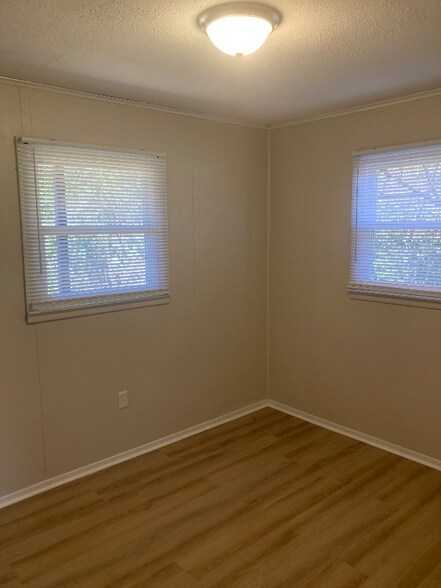 Building Photo - 202 Mountain View Dr