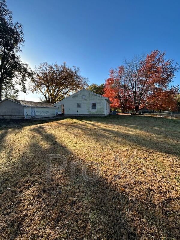 Building Photo - 606 Harris St