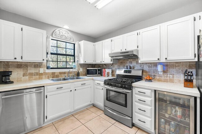 Building Photo - 1174 Bay Ct