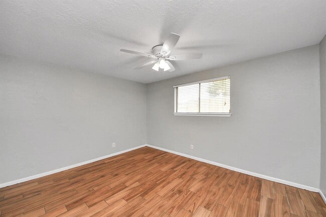 Building Photo - 9422 Val Verde St