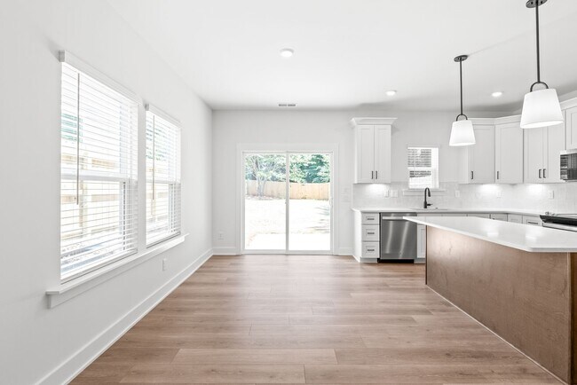 Building Photo - Move-in Ready Modern Townhome!!