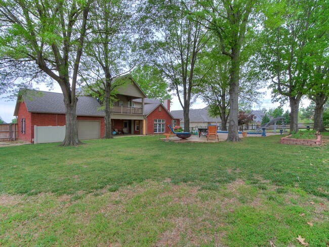 Building Photo - This stunning 4-bedroom, 3.5-bathroom home...