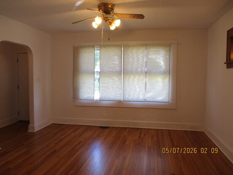 Living Room - 15-34 Parmelee Ave