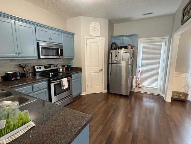 Building Photo - Upscale Townhome Near I-24