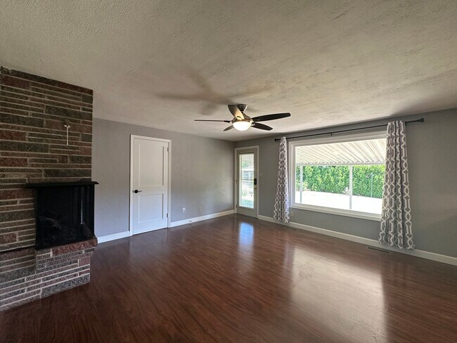 Building Photo - Three Bedroom Home in South Salem with Lar...