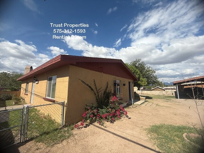 Primary Photo - Spacious 2/1 close to everything