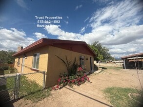 Building Photo - Spacious 2/1 close to everything