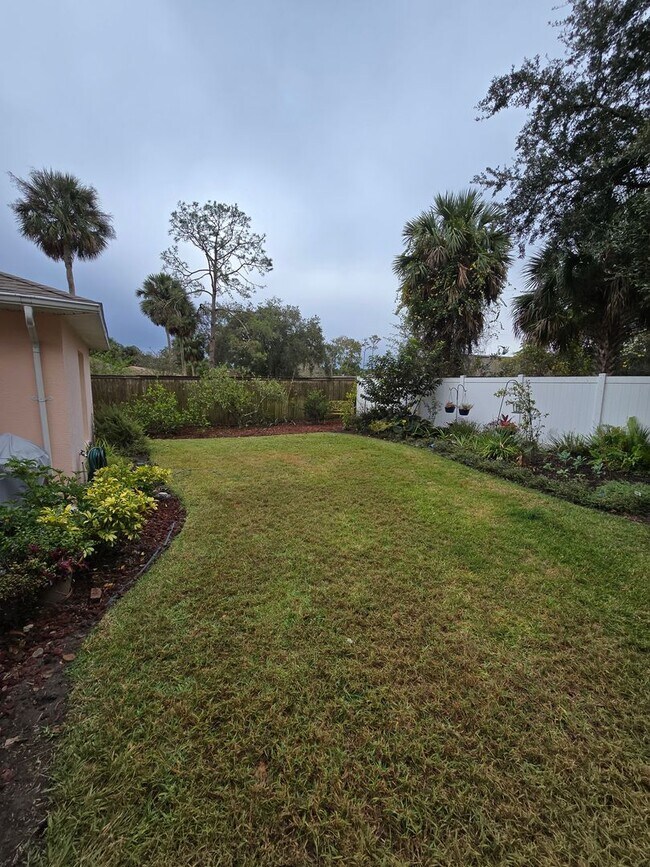 Building Photo - 4 bedrooms, 2 bathrooms, 2 car garage