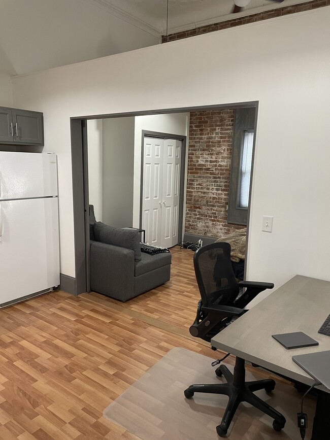 Building Photo - 400 Main St E