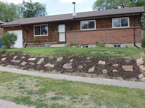 Building Photo - Renovated home on Yosemite for rent!