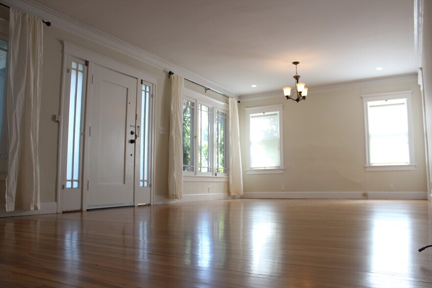 Building Photo - 1221 N Orange Grove Ave