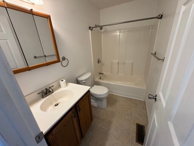 Building Photo - Fox Ridge 1-10