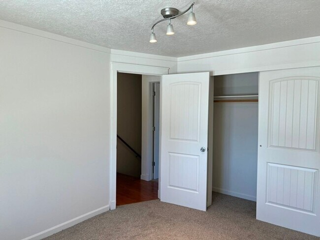 Building Photo - 1288 E Santiam St