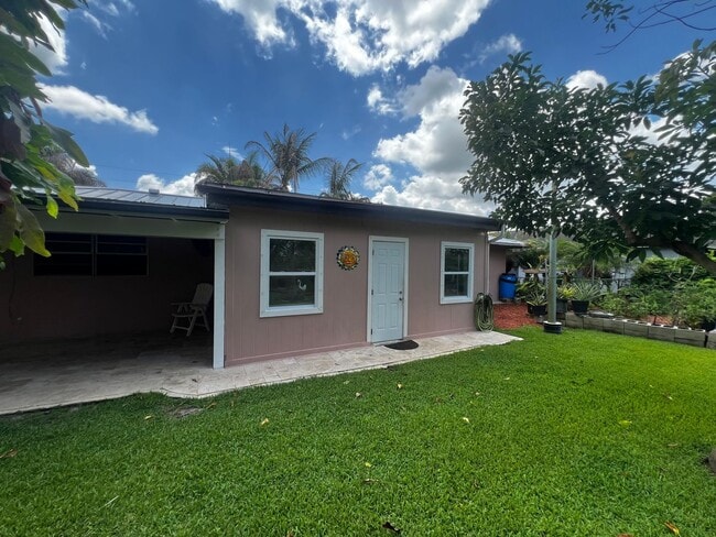 Building Photo - 3 BEDROOM 2 BATH CONVENIENTLY LOCATED WITH A TROPICAL OASIS IN THE BACK YARD!