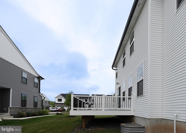 Building Photo - 240 Lilac St