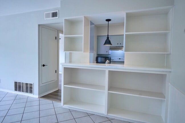 Building Photo - 219 W Silver Sands Dr
