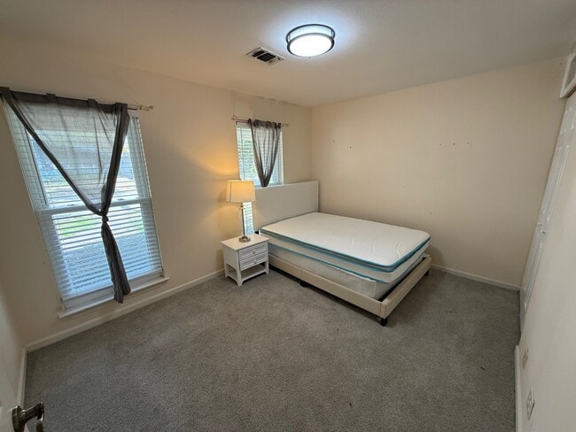 Building Photo - 7 Maple Ln