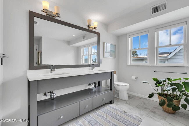 Building Photo - 213 9th Ave