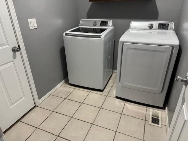 Building Photo - Cute 3 Bedroom 2 Bath 2 Car Garage Home in "Prescott Valley"