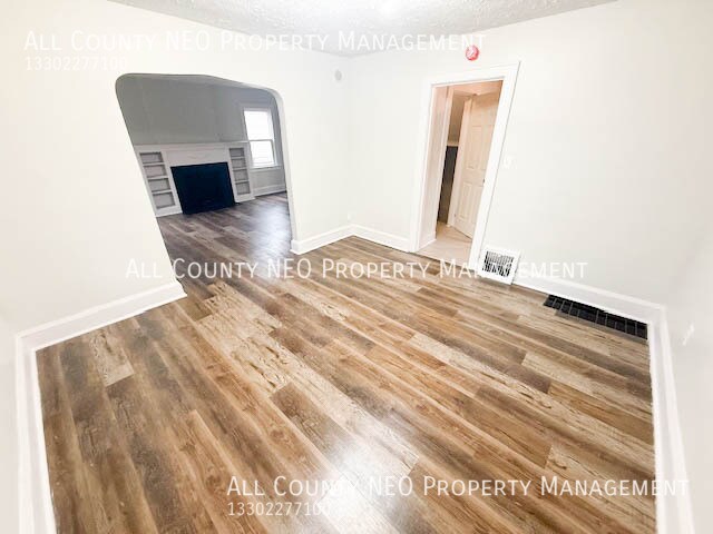 Building Photo - 575 Fernwood Dr