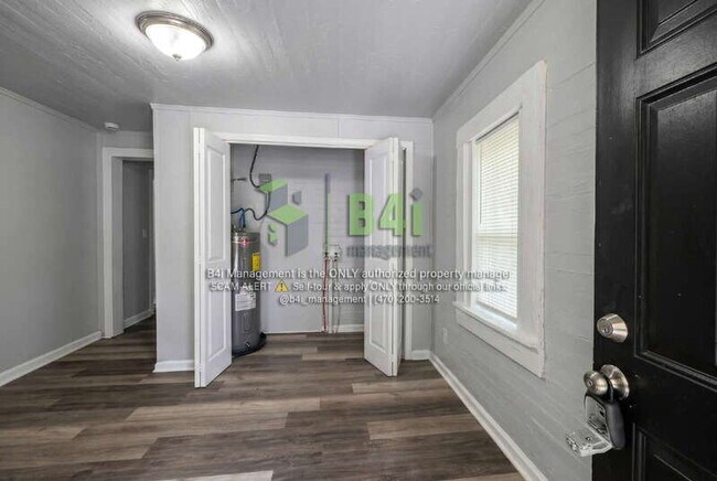 Building Photo - 220 E Render St