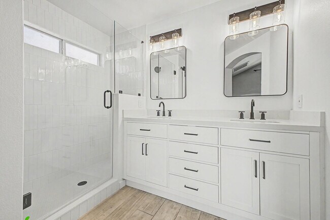 Building Photo - 1006 S Tiago Dr