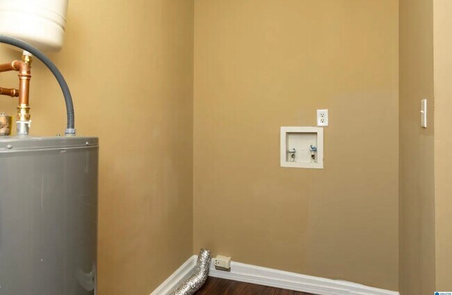 Building Photo - 4/2 Adamsville Home