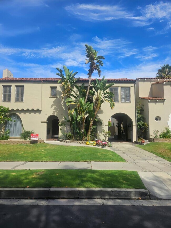 Building Photo - 3.0 bedroom in Los Angeles California 90036
