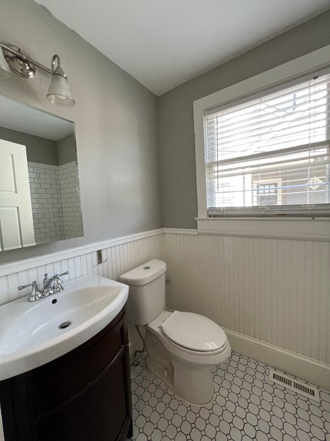 Building Photo - 2 Bedroom 1 Bath Single Family Home
