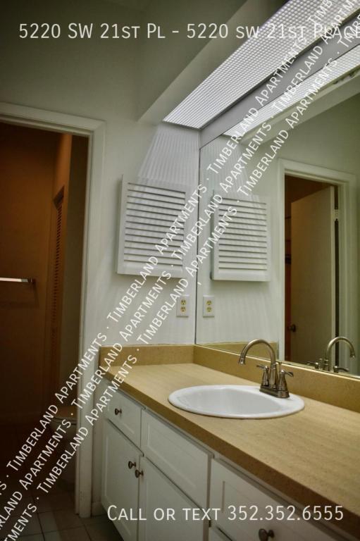 Building Photo - 5220 SW 21st Pl