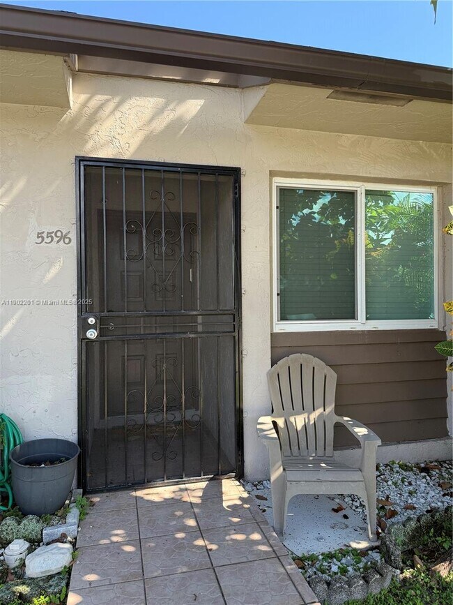 Building Photo - 5596 SW 28th Terrace