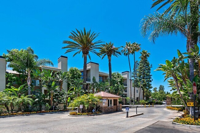 Building Photo - Woodland Hills 2/Bedroom and Loft Condo!