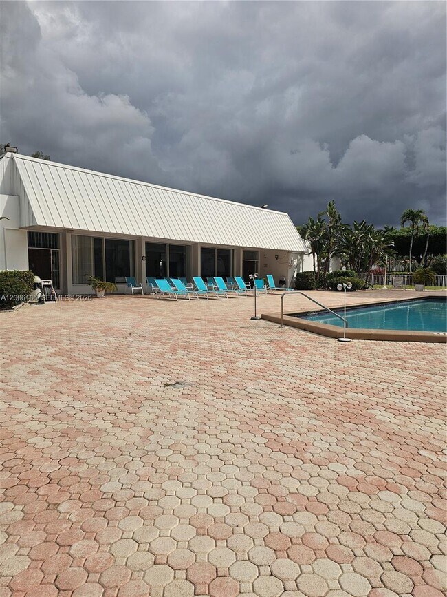 Building Photo - 20500 W Country Club Dr