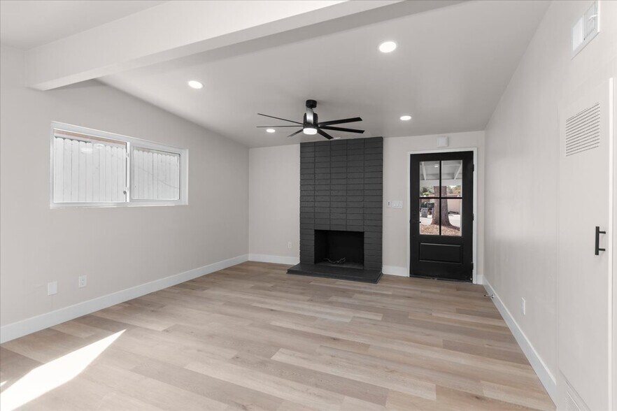 Building Photo - 9255 Fairlawn St