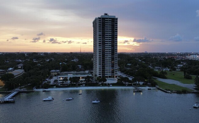 Building Photo - 5600 N Flagler Dr