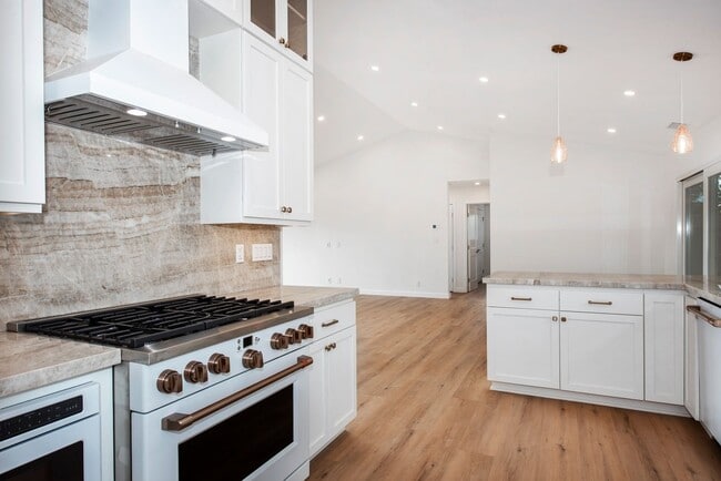 Building Photo - Beautifully Remodeled Mesa home with Ocean...