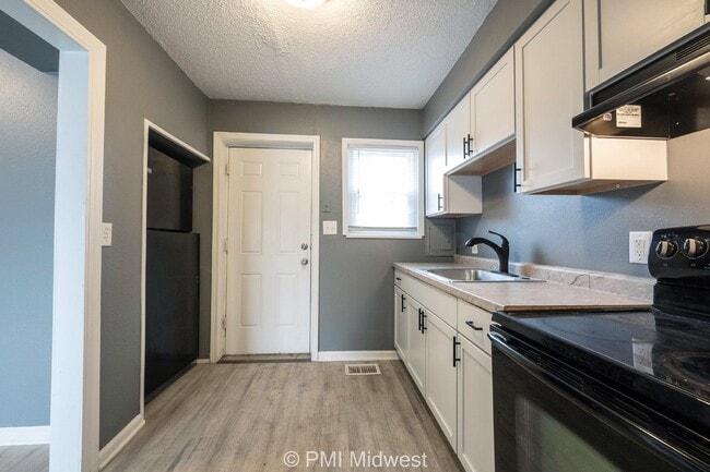 Building Photo - Cozy 2 Bedroom Apartment in Indianapolis w...