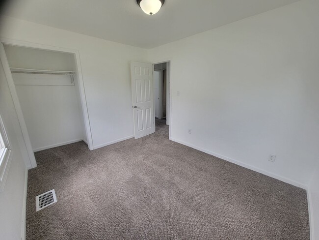 Building Photo - 3BR/1BA w/Garage -3011 Mission Road