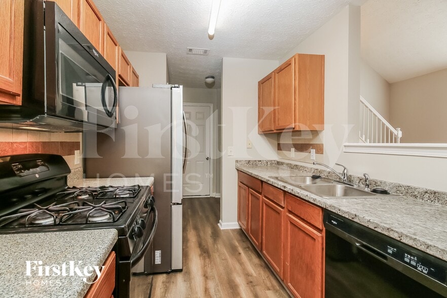 Building Photo - 3080 Lakeside Cir