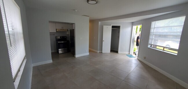 Building Photo - 921 SW 10th Dr