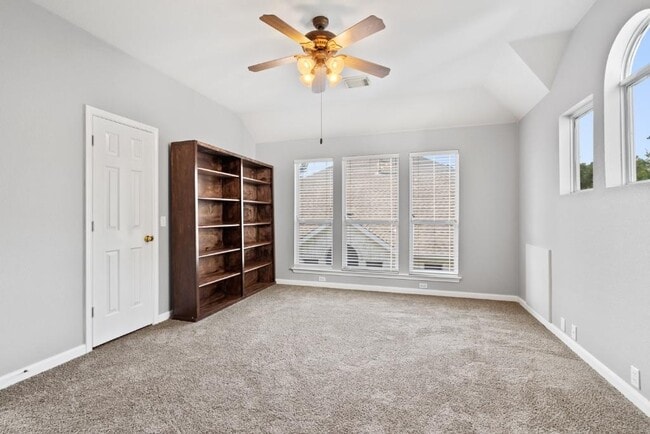 Building Photo - 10724 Thoroughbred Dr