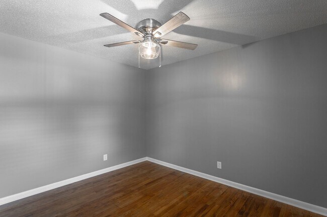 Building Photo - Newly Available! 2 Bedroom 1 Bathroom in the Heart of Hixson!